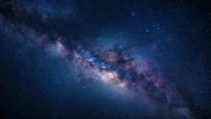 Galaksi ya kuvutia ya bluu iliyokolea yenye nyota na nebula katika anga ya mbali. — Aesthetic ya bluu iliyokolea Picha ya Ukuta
