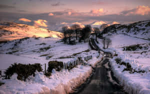 Dangerous Icy Road during winter — MacBook Pro 13 Picha ya Ukuta