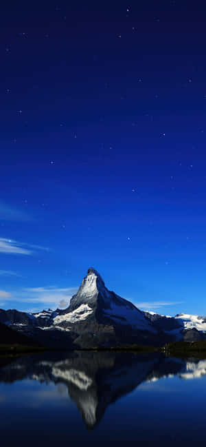 Matterhorn Juu ya Siri ya Mwezi wa Kati — Vivo V70 Lite Picha ya Ukuta