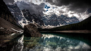 Dark Moraine Lake Wallpaper — 2560x1440 Picha ya Ukuta