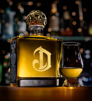 Deleon Gold Tequila Bora - Kinywaji cha Kikwete cha Kikwete — Honor Magic V Picha ya Ukuta