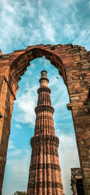 Delhi Qutub Minar arch wallpaper — iPhone 17e Picha ya Ukuta