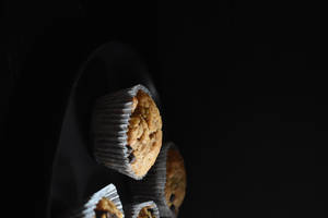 Muffins in black background wallpaper — Kichwa cha Skrini Picha ya Ukuta