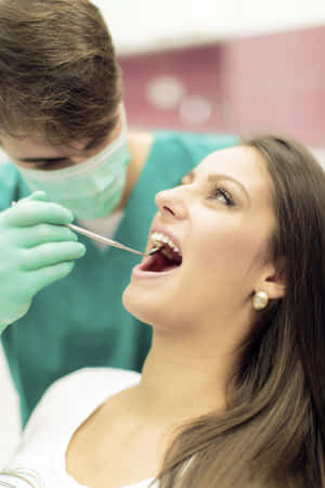 Dentist examining patient with dental tools — Vivo Pad SE Picha ya Ukuta