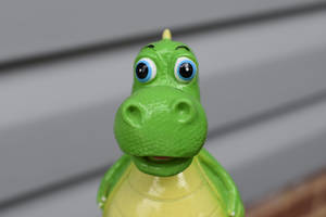 Mwonekano wa Mbele wa Dinosau wa Kucheza Mwenye Kuwa na Upendo — Dinosauro Mzuri Picha ya Ukuta
