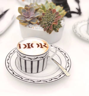 Dior Cafe Cappuccino wallpaper — Oppo Find N Picha ya Ukuta