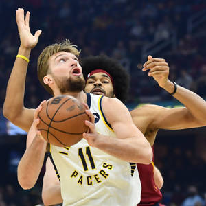 Domantas Sabonis Akisimamiwa na Jarett Allen Wallpaper — Tecno Phantom V Flip Picha ya Ukuta