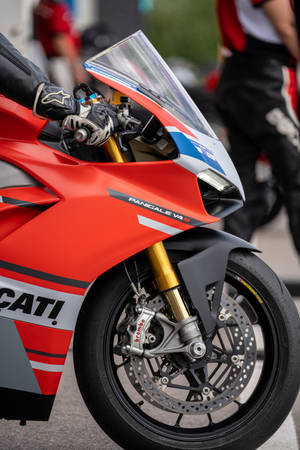 Ducati Panigale V4S Red Bike — Xiaomi Pad 8 Picha ya Ukuta