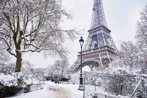 Eiffel Tower katika baridi ya theluji wallpaper