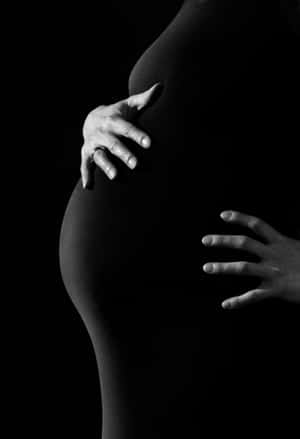 Embracing Motherhood — Oppo Pad Picha ya Ukuta