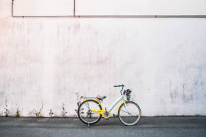 Yellow City Bike Near White Wall wallpaper. — Subuhi Picha ya Ukuta