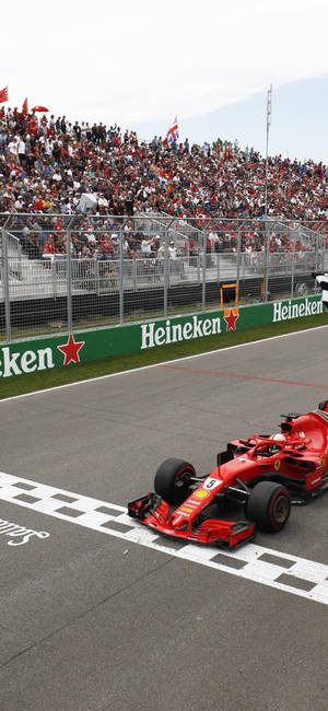 F1 iPhone Vettel Finish Line — iPhone 16e Picha ya Ukuta