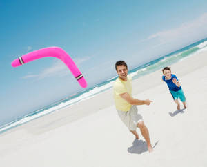 Father and son playing boomerang wallpaper — 5:4 Picha ya Ukuta