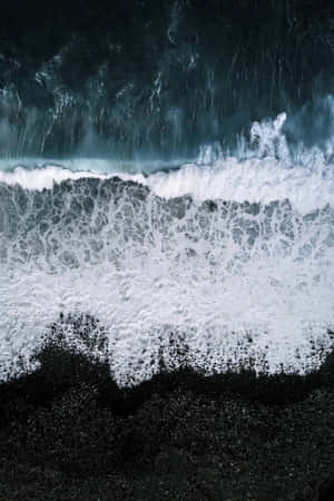 Feel the warmth of the sun on beautiful black sand beach. — Honor MagicPad 3 Picha ya Ukuta