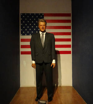 Former US President Bill Clinton delivering a speech — Vivo X Fold5 Picha ya Ukuta