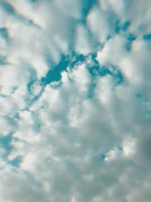 Background ya Mawingu ya Bluu — iPad Pro 12.9 Picha ya Ukuta