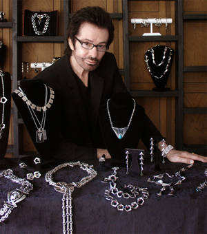 George Chakiris Collections Silver Jewelry — Honor Magic V Picha ya Ukuta