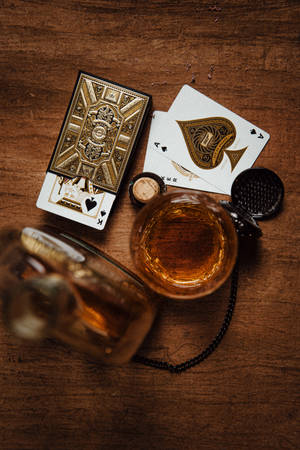 Glasi ya Whisky na Kadi za Kucheza — Xiaomi Pad 9 Pro Max Picha ya Ukuta