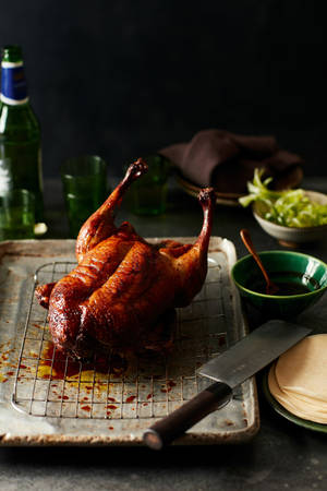 Golden Brown Roasted Peking Duck on Wire Rack — Xiaomi Pad 8 Pro Picha ya Ukuta
