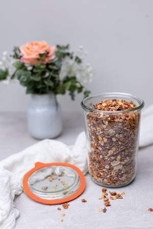 Granola na Ua la Waridi la Pink