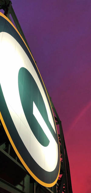 Green Bay Packers logo katika uwanja wallpaper — iPhone 14 Pro Max Picha ya Ukuta