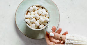 Hand Mini Marshmallows wallpaper — Neutral Picha ya Ukuta