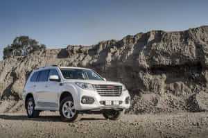 Haval SUV ya Kisasa Inapakiwa Nje — MacBook Pro 16 Picha ya Ukuta