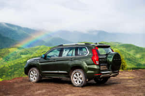Haval SUV ya mwonekano na nguvu kwenye barabara — Surface Pro Picha ya Ukuta