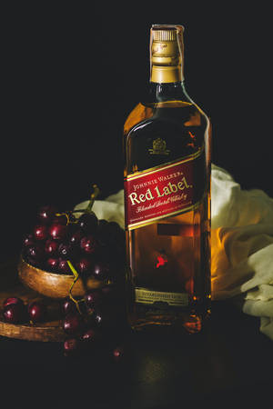 High-end Red Label Whiskey with Fresh Cherries — Xiaomi Pad 7 Ultra Picha ya Ukuta