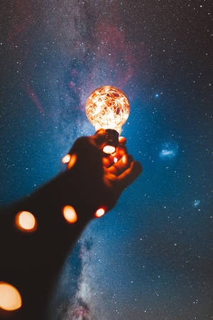 High Resolution Star Hand Holding Light Bulb — Xiaomi Pad Picha ya Ukuta