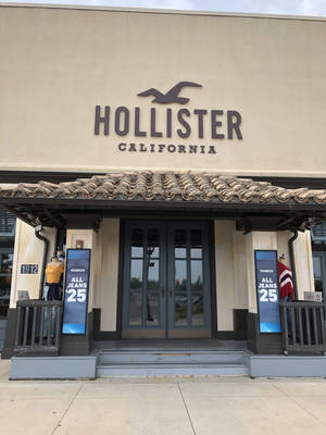 Hollister logo ya mbele ya duka wallpaper — 3:4 Picha ya Ukuta
