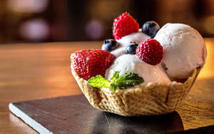 Ice Cream na Beri kwenye Waffle wallpaper — 16:10 Picha ya Ukuta