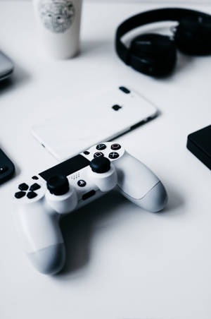 iPhone juu ya Maktaba na Kidhibiti cha PlayStation — Xiaomi Pad Picha ya Ukuta