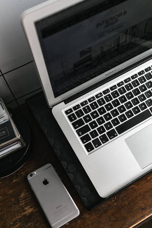iPhone Maktaba na MacBook ya Silver — Xiaomi Pad 7 Ultra Picha ya Ukuta