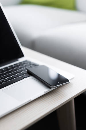 iPhone Meza Na MacBook — Xiaomi Pad 8 Picha ya Ukuta