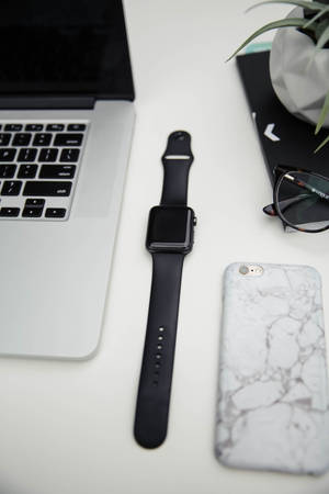iPhone Meza Na Smartwatch — Xiaomi Pad 7S Pro 12.5 Picha ya Ukuta