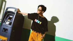 J-Hope Akisimama Pamoja na ATM — Bts Picha ya Ukuta