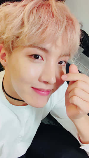 J-hope BTS Ishara ya Moyo kwa Kidole — Bts Picha ya Ukuta