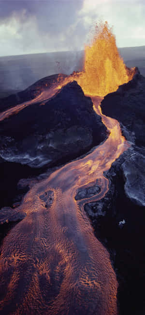 Uzuri wa kuvutia wa mlima wa volkeno katika Hawaii Volcanoes National Park. — Vivo V Picha ya Ukuta