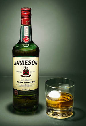 Jameson Whiskey Bottle And Glass — IQOO Pad5c Picha ya Ukuta