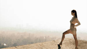 Jennifer Love Hewitt Katika Mwavuli wa Kuvutia wallpaper