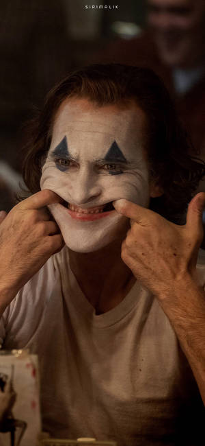 Arthur anavuta mwonekano wa happy face katika filamu Joker 2019