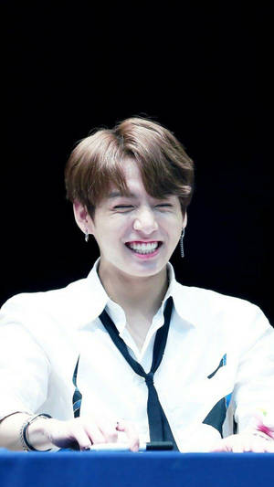 Jungkook wa BTS Mrembo Akitabasamu Kwenye Mkutano wa Mashabiki — Mzuri bts Picha ya Ukuta