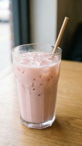 Kafe barafu yenye rangi ya pinki nyepesi, kinywaji cha kusaza cha kiaesthetic. — Pink nyepesi ya urembo Picha ya Ukuta