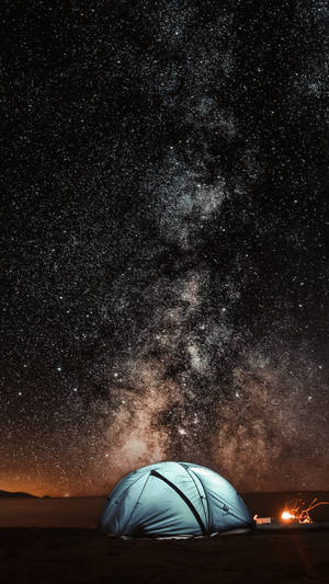 Kamping Mbali na Upepo wa Mbele Chini ya Mwangaza wa Nyota wallpaper