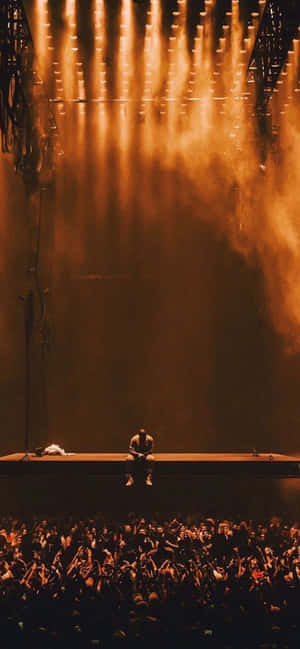 Kanye West, Rapa Mshuhuri, Katika Mwonekano wa Kufikiri — Galaxy F56 Picha ya Ukuta