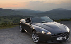 Kichwa: Aston Martin DB9 ya Kisasa Barabarani — MacBook Air M1 Picha ya Ukuta