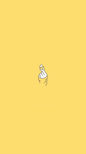 Kidole cha Moyo cha Rangi ya Njano Kibichi — Aesthetic ya Pastel Yellow Picha ya Ukuta