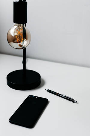 Maktaba ya iPhone na Taa — Xiaomi Pad 8 Pro Picha ya Ukuta