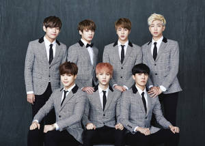 Kijana wa BTS Kwenye Suti ya Plaid ya Kijivu na Laptop — Bts aesthetic Picha ya Ukuta